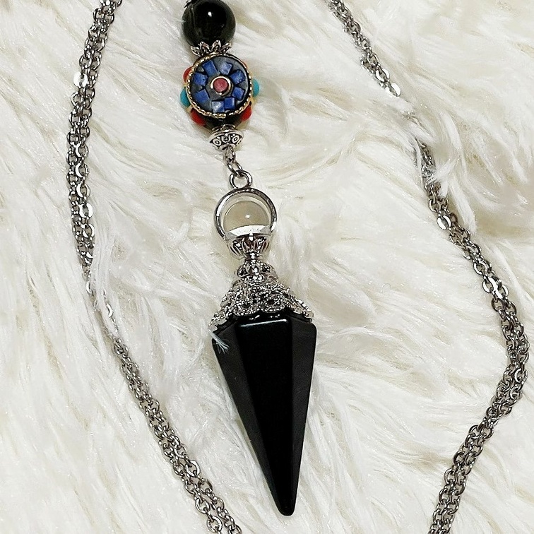 Péndulo obsidiana con amuleto tibetano